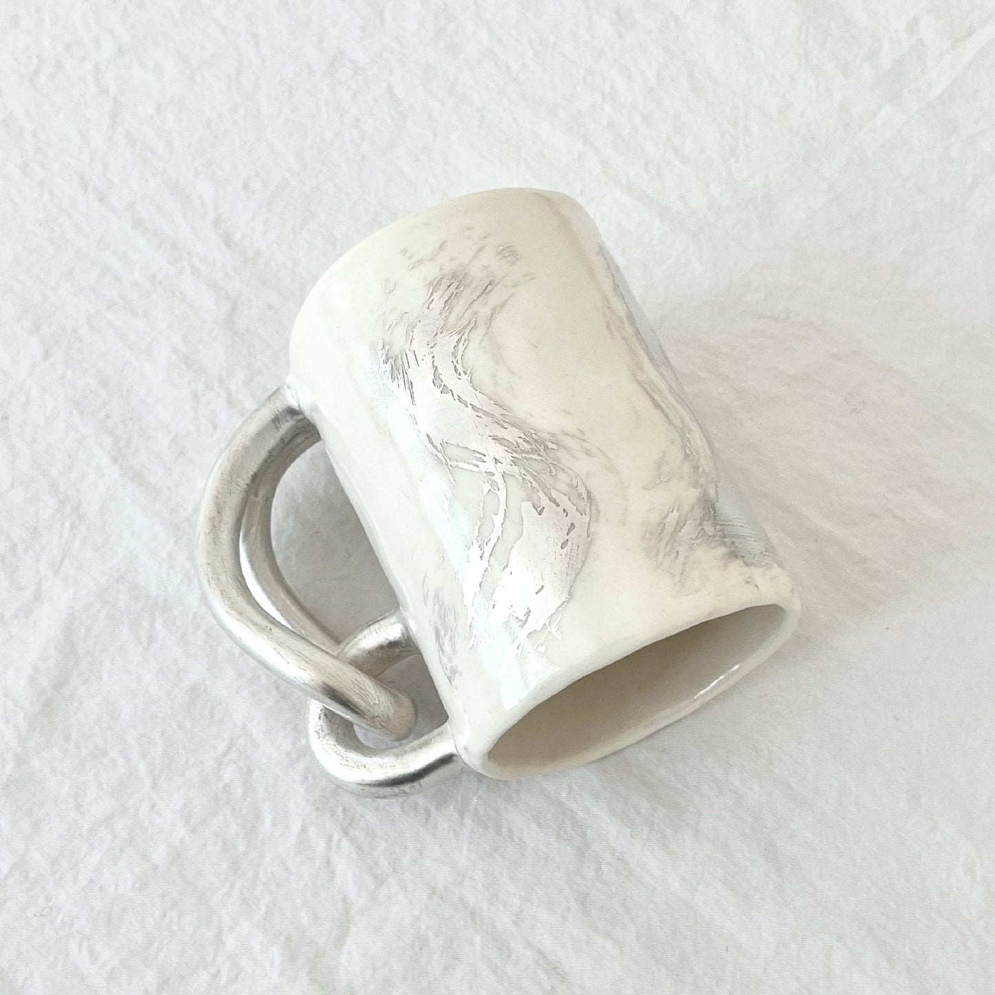 Tied-handle mug