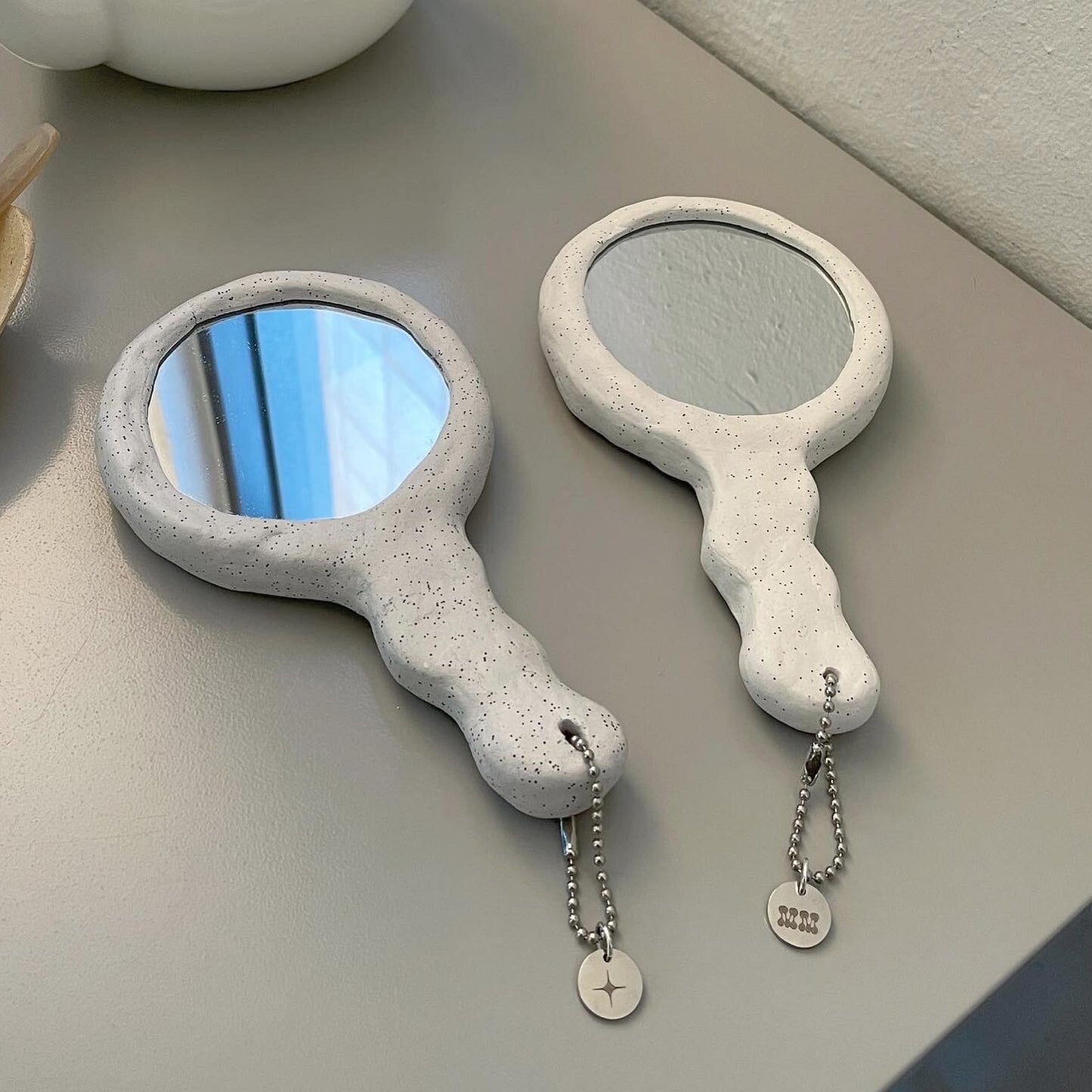 Hand mirror
